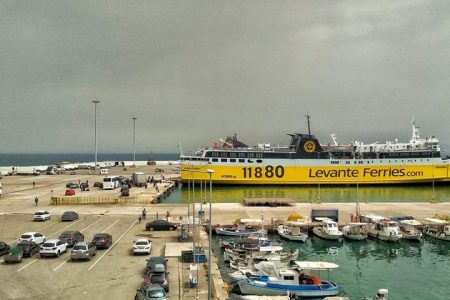 Kyllini port to Volos minivan transfer